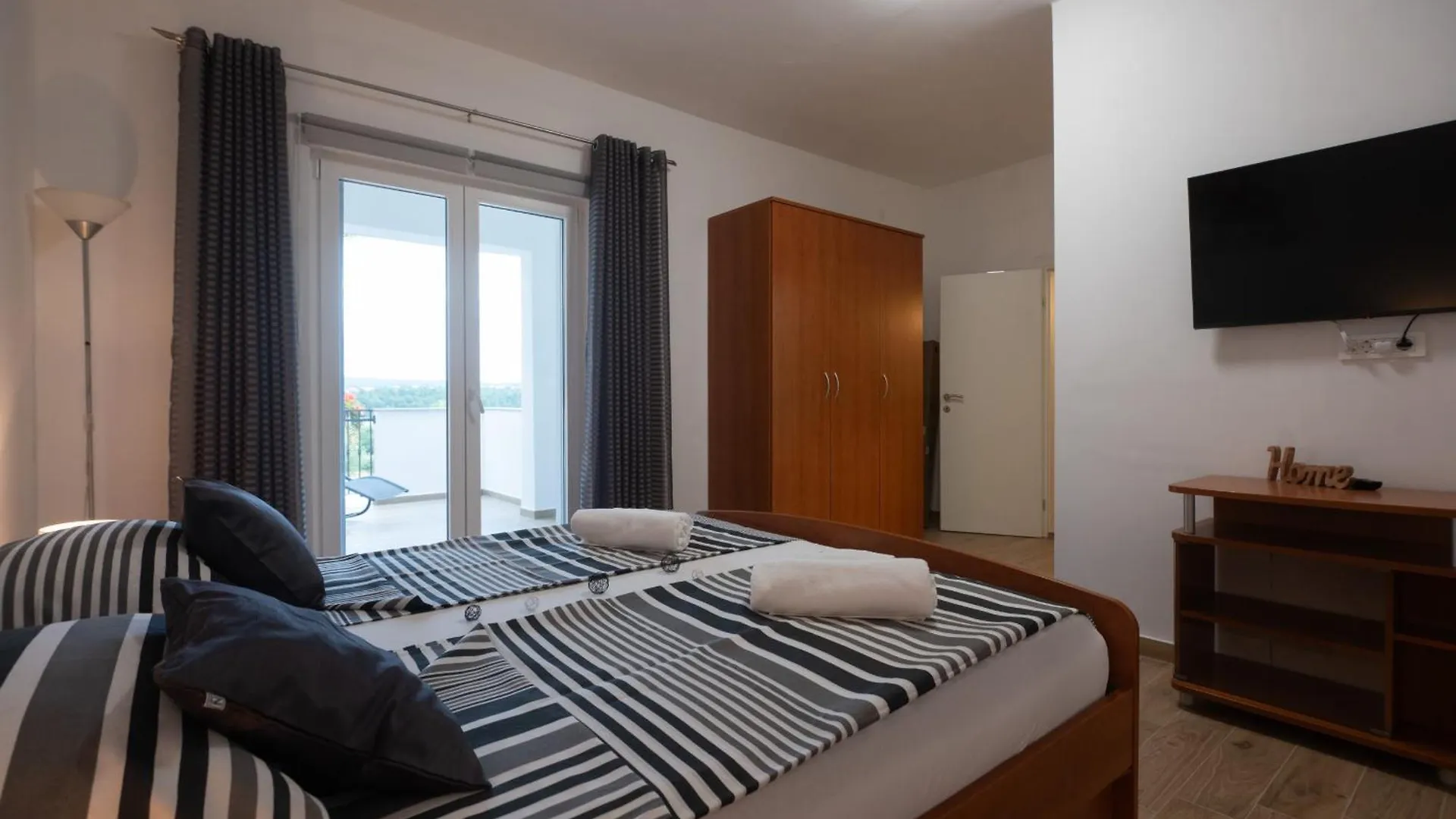 Holiday Home Lantina with pool Pridraga