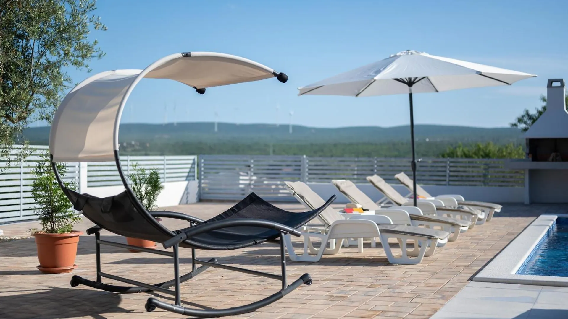 Holiday Home Lantina with pool Pridraga