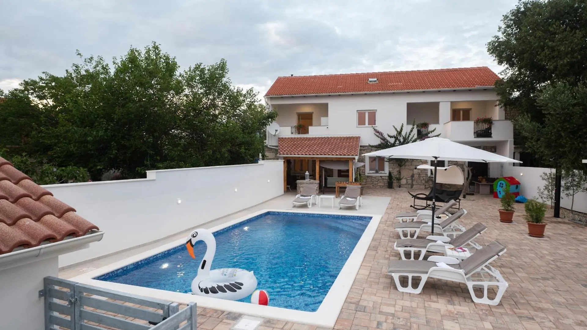 Holiday Home Lantina with pool Pridraga
